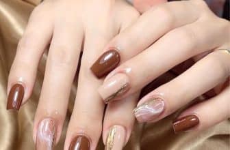 15 mẫu nail màu nâu vừa thanh lịch nhẹ nhàng vừa ngọt ngào sang chảnh Beauty nails design Minimal nails art Clear glitter nails
